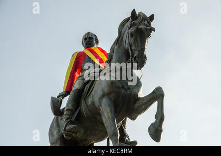 Barcelone, Catalogne, Espagne. 10 octobre 2017. La statue équestre du général Prim, politicien progressiste catalan, située à l'intérieur du parc apparaît avec des drapeaux catalans et espagnols attachés autour du cou. Quelques heures après le président de la Generalitad, Carles Puigdemont est en mesure de déclarer l'indépendance de la Catalogne, une police forte a entouré le Parlement de Catalogne. Le parc traditionnel de la Ciutadella est totalement fermé depuis tôt le matin. Crédit : Copyright Paco Freire/SOPA/ZUMA Wire/Alamy Live News Banque D'Images