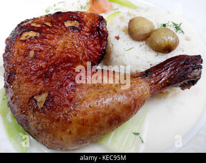 Cuisses de poulet au four avec du riz et légumes Banque D'Images