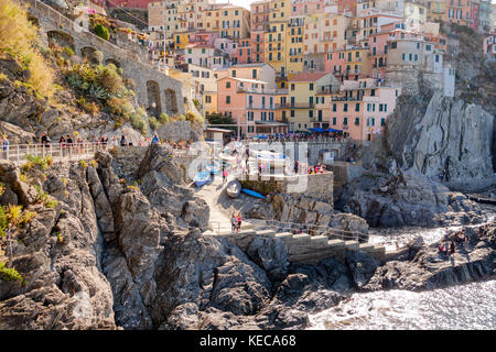 Vue sur la ville avec ses maisons colorées à Manarola, Cinque Terre, Ligurie, Italie Banque D'Images