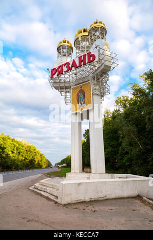 Ryazan (Russie) - 01 septembre 2017 : Stella, un panneau routier à l'entrée de la ville avec l'inscription 'ryazan' en russe Banque D'Images