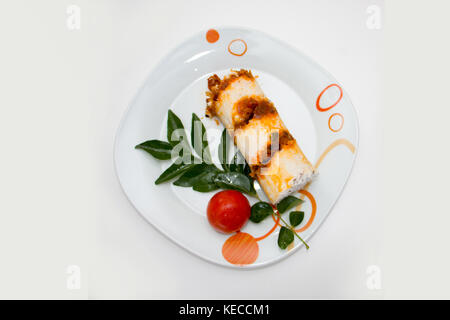 Crevettes riz blanc/poulet/mouton puttu farcis gâteau vapeur() avec feuille verte et tomate - Vue de dessus Banque D'Images