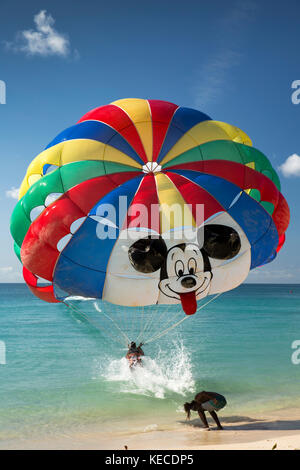 Les Seychelles, Mahe, Beau Vallon, décolle dans de parapente plage mer entraînés dans Banque D'Images