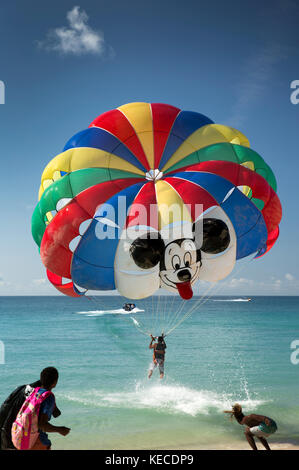 Les Seychelles, Mahe, Beau Vallon, décolle dans la plage de parapente Banque D'Images