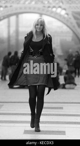 Jeune blonde posant sur la place Trocadéro à Paris, France Banque D'Images