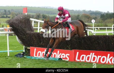 Death Duty monté par Davy Russell saute le dernier à gagner la Buck House Novice Steeplechase à l'hippodrome de Punchmartown, Naas.APPUYEZ SUR ASSOCIATION photo.Date de la photo: Jeudi 19 octobre 2017.Voir PA Story Racing Punchrtown.Le crédit photo devrait se lire comme suit : Niall Carson/PA Wire Banque D'Images