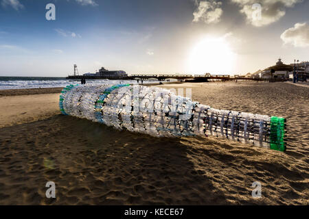 'Message in a Bottle' se trouve à 8 mètres de long fabriqué à partir de bouteilles en plastique bouteille échouée sur la plage. Il fait partie de Bournemouth Arts Festival Banque D'Images