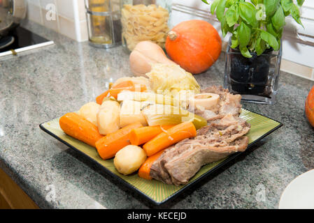 Ragoût de boeuf et légumes pot au feu, en français Banque D'Images