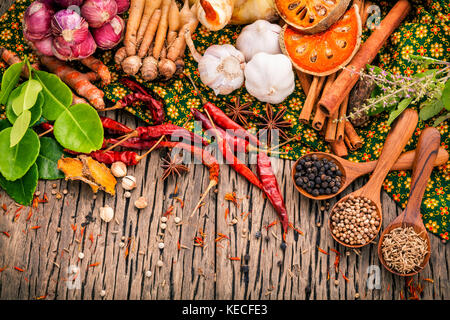 Assortiment de nourriture thaïe .ingrédients de cuisine ingrédients pâte de cari rouge thaï d'alimentation populaire sur fond de bois rustique. épices chili ingrédients ,p Banque D'Images