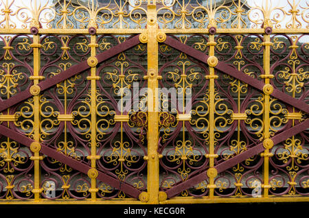 Garde-corps décoratifs en fer doré, entourant le périmètre historique Albert Memorial, dans les jardins de Kensington, London W2, Angleterre, Royaume-Uni. Banque D'Images