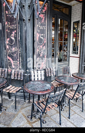 Chaises et tables anciennes d'un café extérieur à Paris Banque D'Images