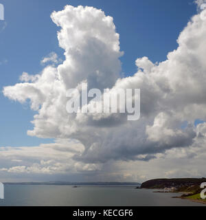 Gros nuage au-dessus de Whitehead, le comté d'Antrim Banque D'Images