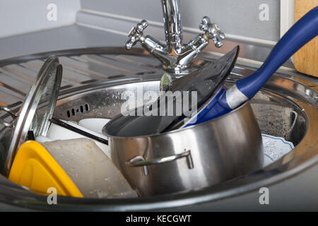 La vaisselle sale dans l'évier de cuisine Banque D'Images