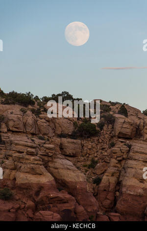 Pleine lune sur fournaise ardente un labyrinthe comme passage, Arches national park, Utah, USA Banque D'Images