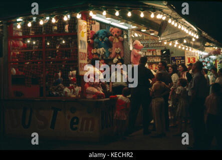 Parc d'arcade jeu de nuit, Coney Island, New York, USA, août 1961 Banque D'Images