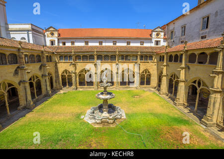 Cloître du Monastère de Santa Cruz Banque D'Images