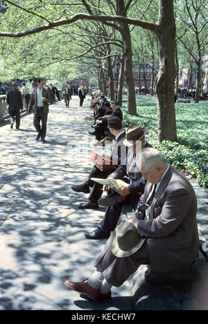 Groupe d'hommes assis sur des bancs de parc, Bryant Park, New York City, New York, USA, juillet 1961 Banque D'Images