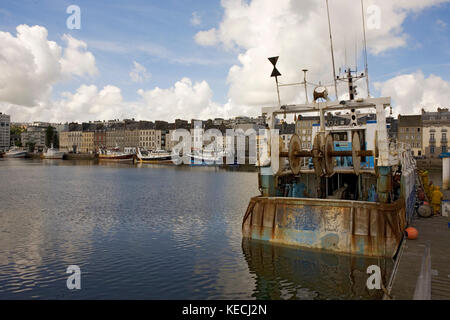 Bateaux de pêche dans le bassin du Commerce, Cherbourg, Normandie, France: Quai Alexandre III au-delà Banque D'Images