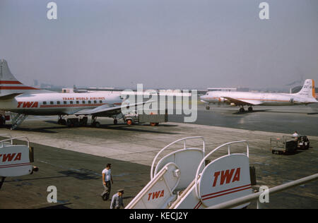 Twa des avions, l'aéroport de Newark, Newark, New Jersey, USA, août 1959 Banque D'Images