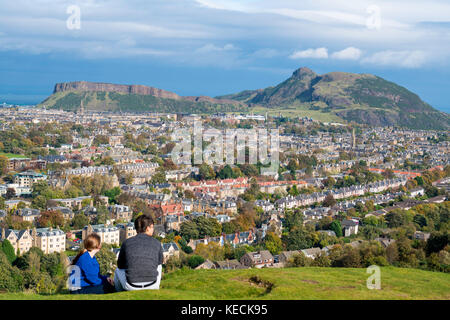 Vue sur Salisbury Crags et Arthur's Seat Hill surplombant Édimbourg, Écosse, Royaume-Uni Banque D'Images