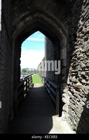 Vue vers le nord le long de l'intérieur de l'Amérique du barrage. château de Caerphilly. Banque D'Images