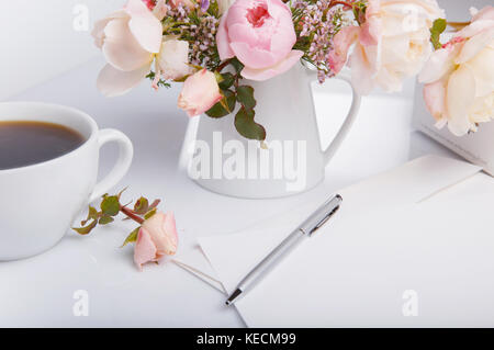 Télévision jeter coup de lettre et enveloppe blanche sur fond blanc avec une rose anglaise rose. cartes d'invitation ou lettre d'amour. anniversaire, fête des mères, saint valentin, féministe, jour de mariage concept, vue d'en haut, Banque D'Images