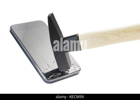 Un marteau brise le téléphone sur un fond blanc. Banque D'Images