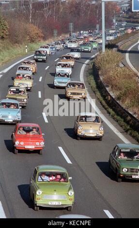 Une ligne apparemment sans fin de voitures de la RDA (Trabi) à la frontière de Schirnding (Bavière, Allemagne) le 5 novembre 1989. | utilisation dans le monde entier Banque D'Images