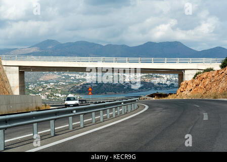 La route nationale E75 près de Agios Nikolaos, Crète, Grèce, au loin. Une nouvelle autoroute autoroute standard Banque D'Images