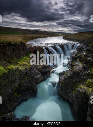 Cascade sur un jour nuageux moody Banque D'Images