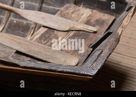 Closeup of old weathered de barques en bois avec deux avirons Banque D'Images