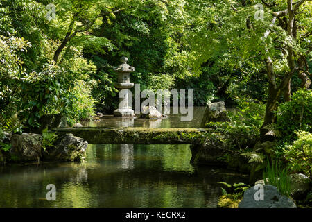 Kyoto, Japon - 19 mai 2017 : vue sur le jardin à hojo Chion-in buddhist temple avec une lanterne de pierre traditionnelle dans l'étang Banque D'Images