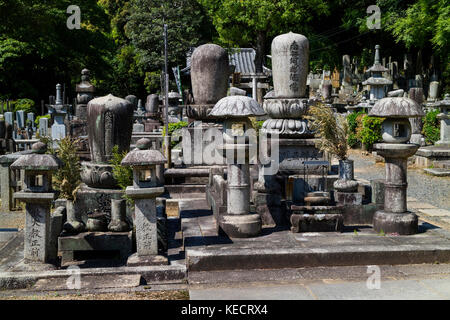 Kyoto, Japon - 19 mai 2017 : Ancienne tombes et pierres tombales du défunt à un cimetière bouddhiste derrière temple de Chion-in dans l'ancienne Kyoto, Japon Banque D'Images