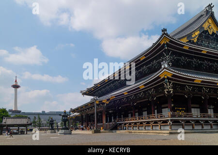 Kyoto, Japon - 23 mai 2017 : le temple Higashi Honganji goeido,le chef de la faction du temple otani de jodo-shin le bouddhisme dans Kyoto avec tour de kyoto à Banque D'Images