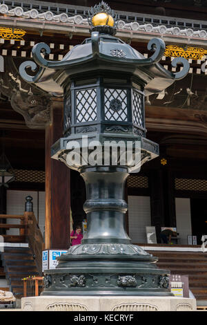 Kyoto, Japon - 23 mai 2017 : lanterne décoration traditionnelle en face de l'Higashi Honganji temple goeido Banque D'Images