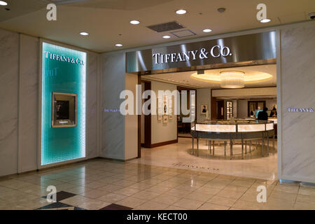 Hiroshima, Japon - 23 mai 2017 : devant la bijouterie Tiffany & Co dans la rue d'Hiroshima Banque D'Images