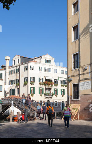 La vieille fonte Ponte De Gheto Novo entrant dans le Campo De Gheto Novo, Cannaregio, Venise, Vénétie, Italie dans le ghetto juif Banque D'Images