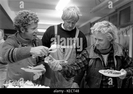 AJAXNETPHOTO. 3OTH MARS 1982. GOSPORT, ANGLETERRE. - FIN DE COURSE DE WHITBREAD - CERAMCO N.Z. LE SKIPPER PETER BLAKE (AU CENTRE) REJOINT LES MEMBRES DE SON ÉQUIPAGE DE YACHT POUR UN PETIT DÉJEUNER TÔT LE MATIN À LA FIN DE LA DERNIÈRE ÉTAPE DE LA COURSE. PHOTO:JONATHAN EASTLAND/AJAX REF:820304 13 Banque D'Images