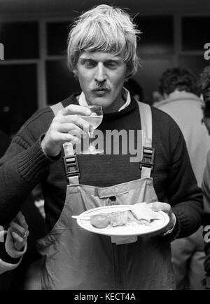 AJAXNETPHOTO. 3OTH MARS 1982. GOSPORT, ANGLETERRE. - FIN DE COURSE DE WHITBREAD - CERAMCO N.Z. LE SKIPPER PETER BLAKE BÉNÉFICIE D'UN VERRE DE CHAMPAGNE ET D'UN PETIT DÉJEUNER TÔT LE MATIN À LA FIN DE LA DERNIÈRE ÉTAPE DE LA COURSE. PHOTO:JONATHAN EASTLAND/AJAX REF:820304 15 Banque D'Images