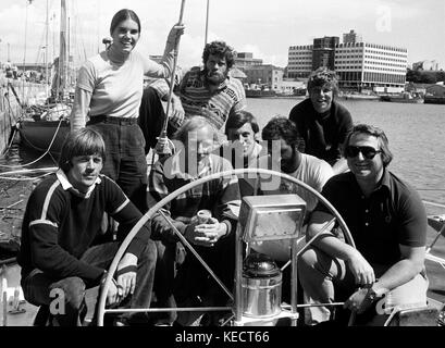 AJAXNETPHOTO. 17th AOÛT 1979. PLYMOUTH, ANGLETERRE. - FASTNET FIN DE COURSE - ÉQUIPAGE DE YACHT AMÉRICAIN TENACE POSE POUR LA PHOTO DE GROUPE DANS LES DOCKS DE MILLBAY À LA FIN DE LA COURSE DE 605 MILES QUI A COÛTÉ LA VIE À 15 PARTICIPANTS DE LA COURSE DANS LA TEMPÊTE; (G-D, AVANT), GREG SHIRES DE CHICAGO, BUD SUTHERLAND DE L'OHIO, RIVES POTTS DE RICHMOND VA., JIM MATTINGLY DE GREENWICH CT, (DEBOUT.) JANE POTTS DE CHARLOTTTSVILLE, JOHN SAMAMA DE WAGENINGEN (NETH), TEDDY TURNER (16) D'ATLANTA ET TOM RELYEA (À DROITE, DEVANT.) DE L.A. LE PROPRIÉTAIRE TED TURNER N'ÉTAIT PAS À BORD DU YACHT POUR LE MOMENT. PHOTO:JONATHAN EASTLAND/AJAX REF:791708 1 X. Banque D'Images