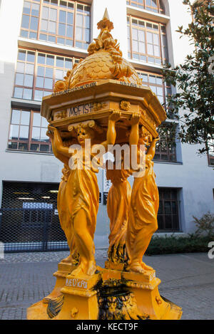 Fontaine jaune Walace, 13ème arrondissement, Paris, France Banque D'Images