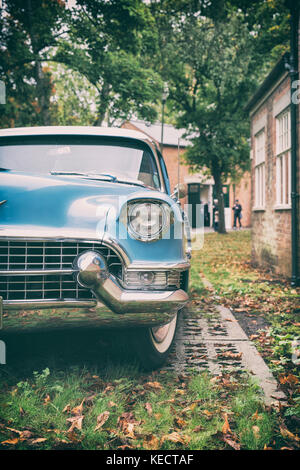 1955 berline Cadillac à Bicester heritage centre, Oxfordshire, UK. Voiture américaine classique. UK. Vintage filtre appliqué Banque D'Images