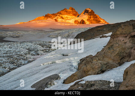 Monte Tronador massif sur Castano Overa Glacier, près de Refugio Otto Meiling au lever du soleil, Nahuel Huapi Nat. Parc, Patagonie, Argentine Banque D'Images