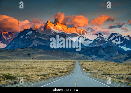 Cerro Fitz Roy éventail au lever du soleil, des Andes, le Parc National Los Glaciares, route d'El Chalten, Patagonie, Argentine Banque D'Images