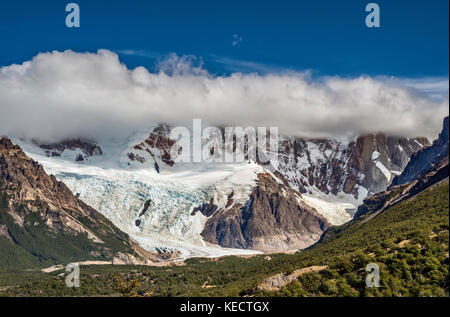La gamme Cordon Adela, Cerro Torre sur droit dans les nuages, vue du Mirador Torre, le Parc National Los Glaciares, Patagonie, Argentine Banque D'Images