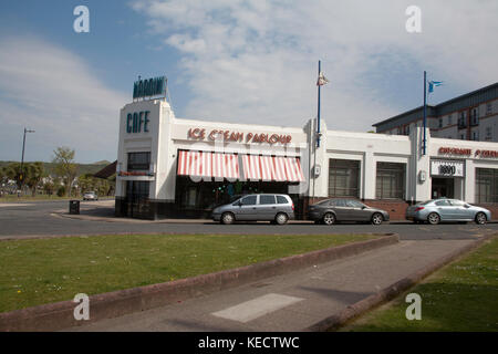 Nardini's ice cream parlour sur le front de largs ecosse ayrshire Banque D'Images