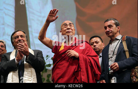 Le Dalaï Lama assiste à une réunion au Théâtre Massimo avec le maire Leoluca Orlando Avec: Le Dalaï Lama, Leoluca Orlando Où: Palerme, Italie Quand: 18 Sep 2017 crédit: IPA/WENN.com **Disponible Uniquement pour publication au Royaume-Uni, aux États-Unis, en Allemagne, en Autriche, en Suisse** Banque D'Images