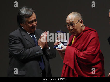 Le Dalaï Lama assiste à une réunion au Théâtre Massimo avec le maire Leoluca Orlando Avec: Le Dalaï Lama, Leoluca Orlando Où: Palerme, Italie Quand: 18 Sep 2017 crédit: IPA/WENN.com **Disponible Uniquement pour publication au Royaume-Uni, aux États-Unis, en Allemagne, en Autriche, en Suisse** Banque D'Images