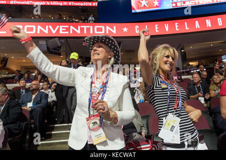 Les délégués du GOP acclament lors de la Convention nationale républicaine le 20 juillet 2016 à Cleveland, Ohio. Banque D'Images