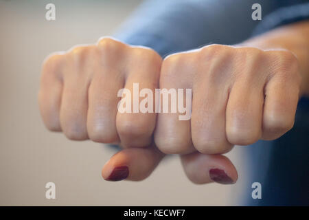 Femme donner un coup double, la protection elle-même. boxe poing. concept de défense, la sécurité, la force et la rébellion Banque D'Images