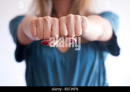 Femme donner un coup double, la protection elle-même. boxe poing. concept de défense, la sécurité, la force et la rébellion Banque D'Images